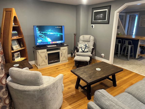 Smart TV, fireplace, books, stereo