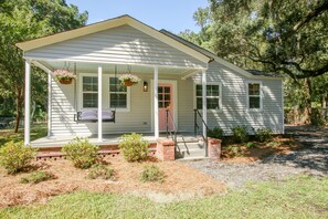 Exterior - Historic Cottage for 6 Porch swing Pets (Richmond Hill)