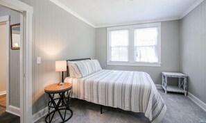 3 bedrooms, premium bedding, iron/ironing board, free WiFi - Historic Cottage for 6 Porch swing Pets (Richmond Hill)