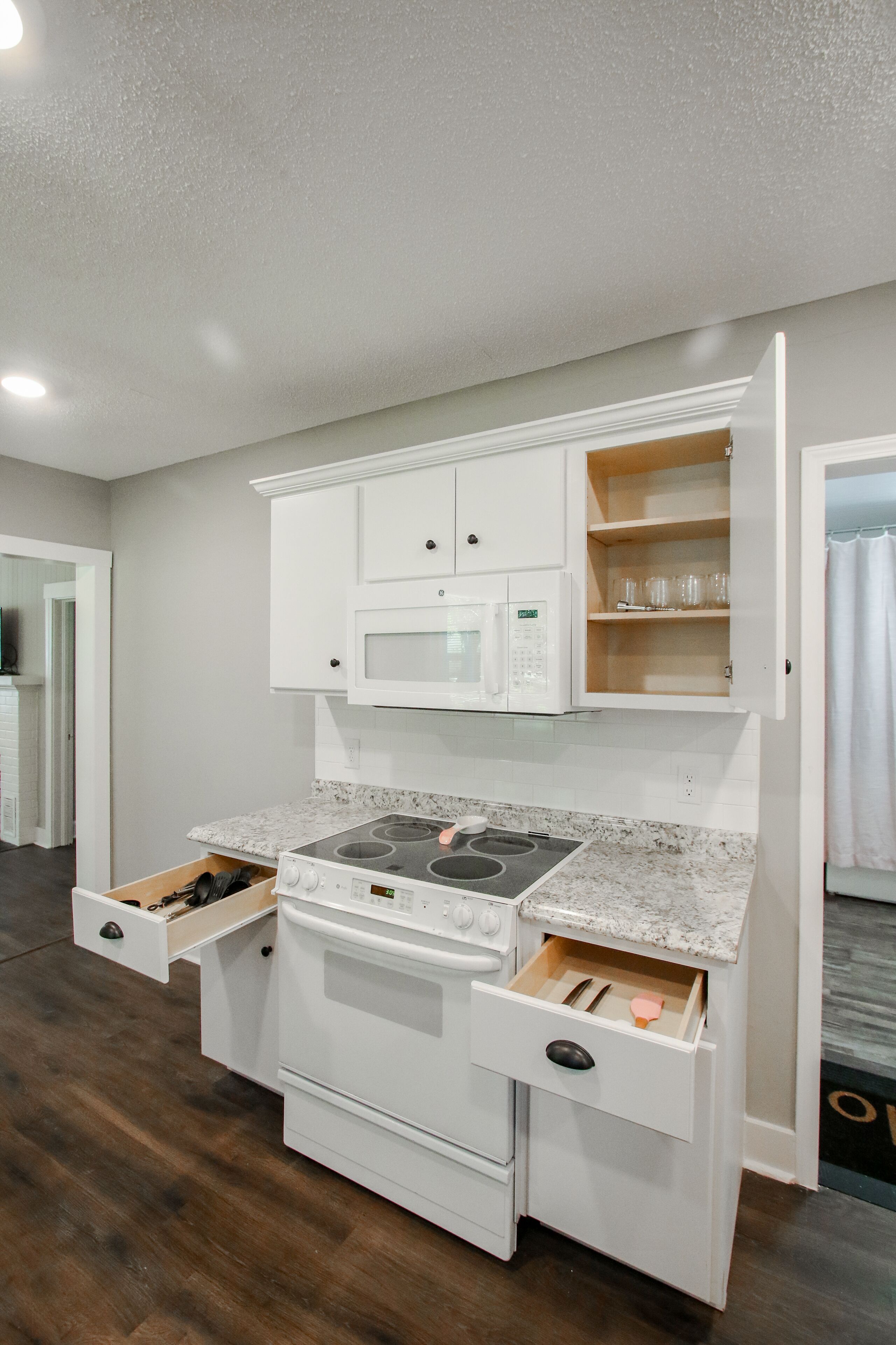 Comfort House | Private kitchen | Full-size fridge, microwave, oven, stovetop