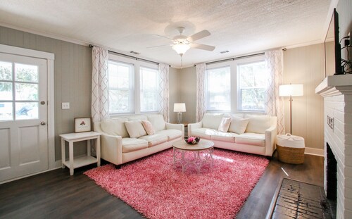 Historic Cottage for 6 Porch swing Pets