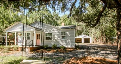 Historic Cottage for 6 Porch swing Pets
