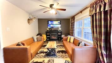 TV connectée, cheminée, baby-foot, livres