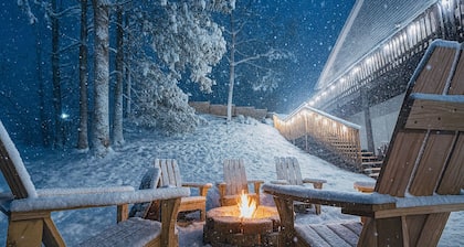 The Ravine • Hot Tub Forest Escape, Epic Gameroom, Fast WIFI & Pet Friendly