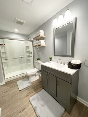 Combined shower/bathtub, hair dryer, towels, soap - The Ravine • Hot Tub Forest Escape, Epic Gameroom, Fast WIFI & Pet Friendly (Basye)
