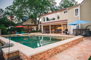 A heated pool - Large Historic Home off MAIN ST w/ HEATED pool (Fredericksburg)