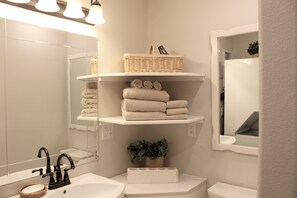 Een douche, een haardroger, handdoeken, zeep