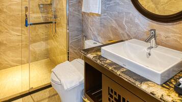 Deluxe-Doppelzimmer | Badezimmer | Dusche, Regendusche, Designer-Toilettenartikel, Haartrockner