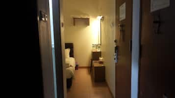 Basic Double or Twin Room, 2 Katil Bujang (Single), Corner | Peralatan tempat tidur premium, gebar bulu kapas, meja 