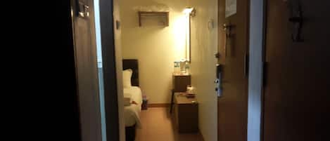 Basic Double or Twin Room, 2 Katil Bujang (Single), Corner | Peralatan tempat tidur premium, gebar bulu kapas, meja 