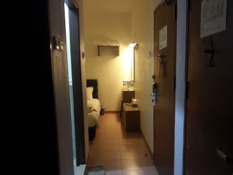 Basic Double or Twin Room, 2 Twin Beds, Corner | Premium bedding, down comforters, desk, iron/ironing board. GOLDEN GATE HOTEL
