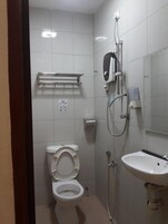 Ducha, pantuflas, piso con calefacción en el baño, toallas