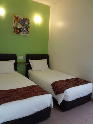 Basic Double or Twin Room, 2 Twin Beds, Corner | Living area | 40-inch LCD TV with premium channels, TV - GOLDEN GATE HOTEL (Chukai)