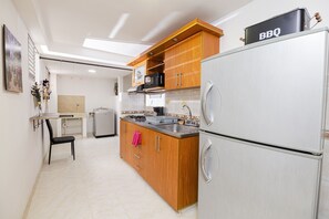 Frigorifero, microonde, piano cottura, macchina per tè/caffè