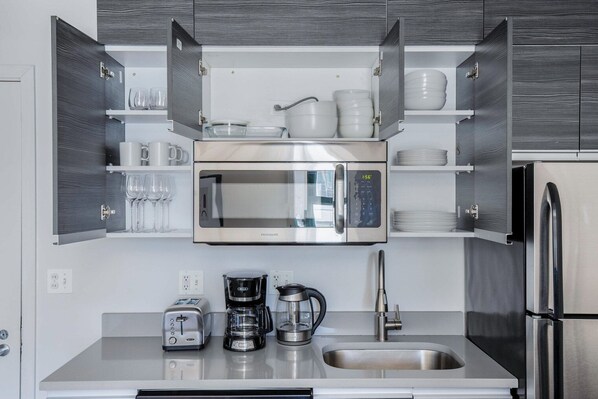 Refrigerador, microondas, horno y parrilla de estufa