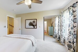 4 bedrooms, internet, bed sheets