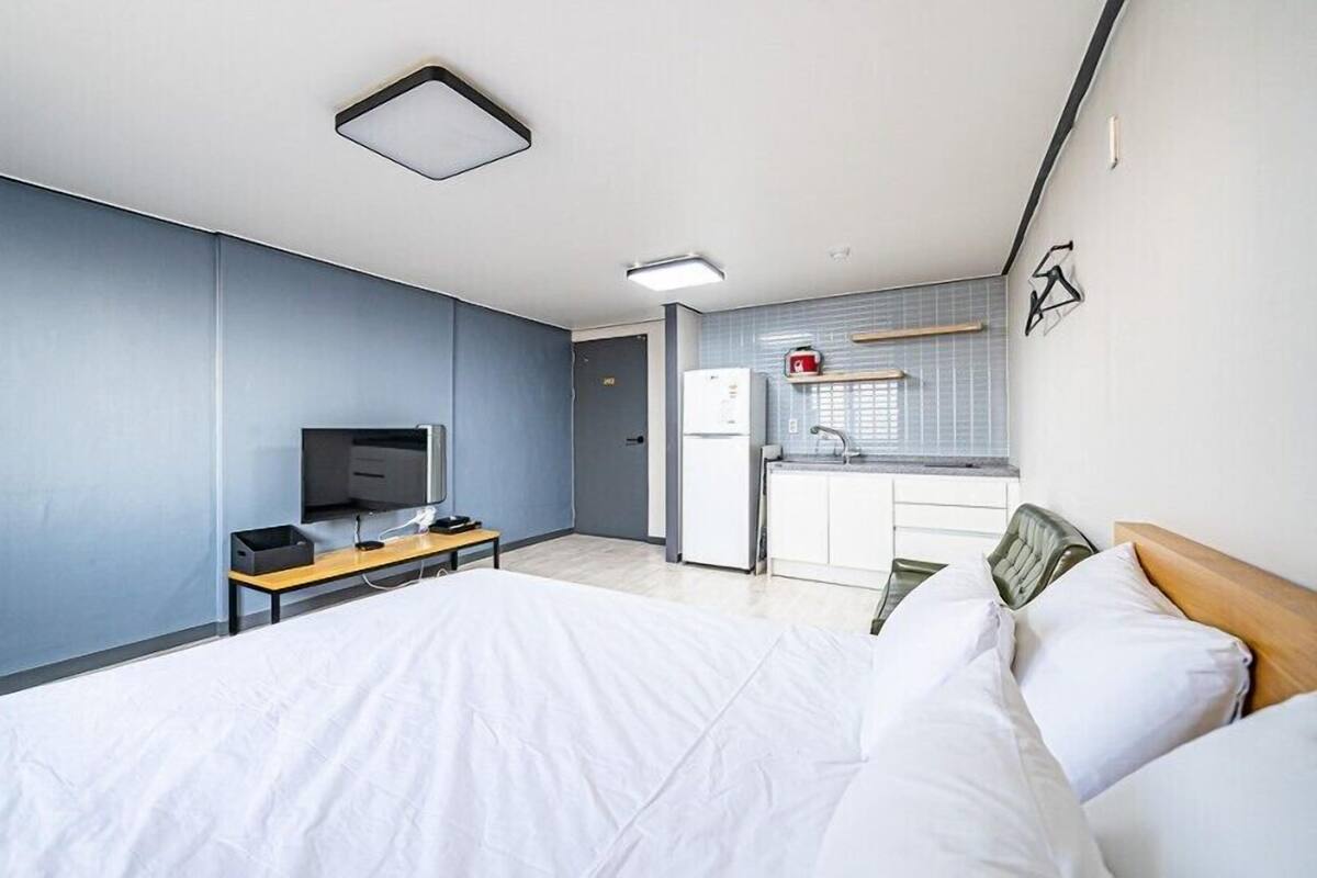 Room (201) | 1 bedroom