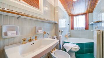 Combinazione doccia/vasca, asciugacapelli, bidet, asciugamani