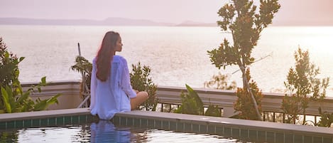 2 albercas al aire libre, sombrillas en la alberca y camastros