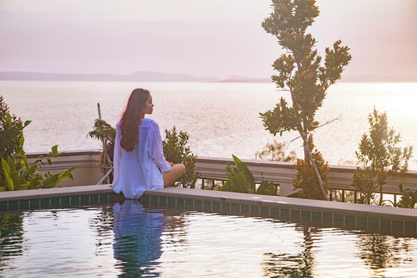 2 ulkouima-allasta avoinna 7.00–21.00, aurinkovarjoja, aurinkotuoleja