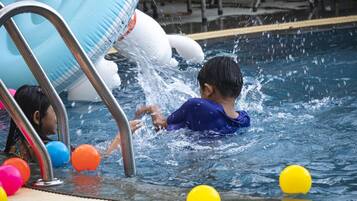 Una piscina con giochi gonfiabili e uno scalino.