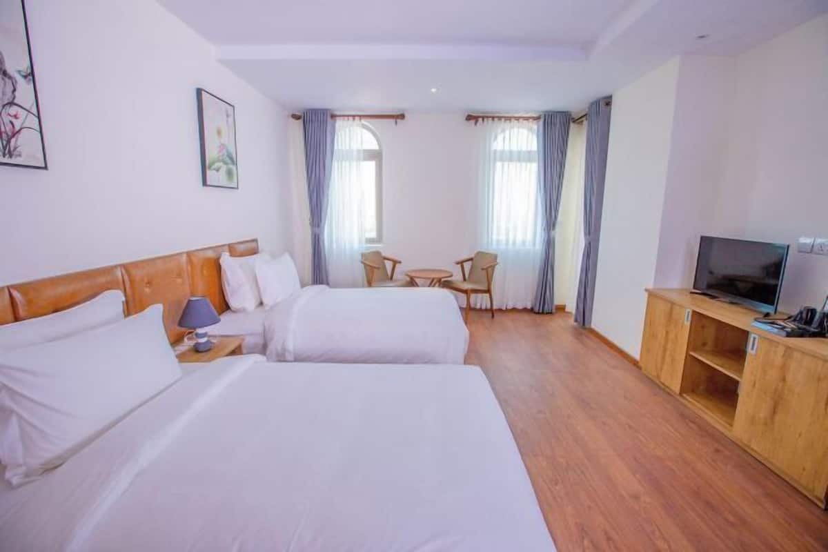 Free minibar, in-room safe, desk, blackout curtains