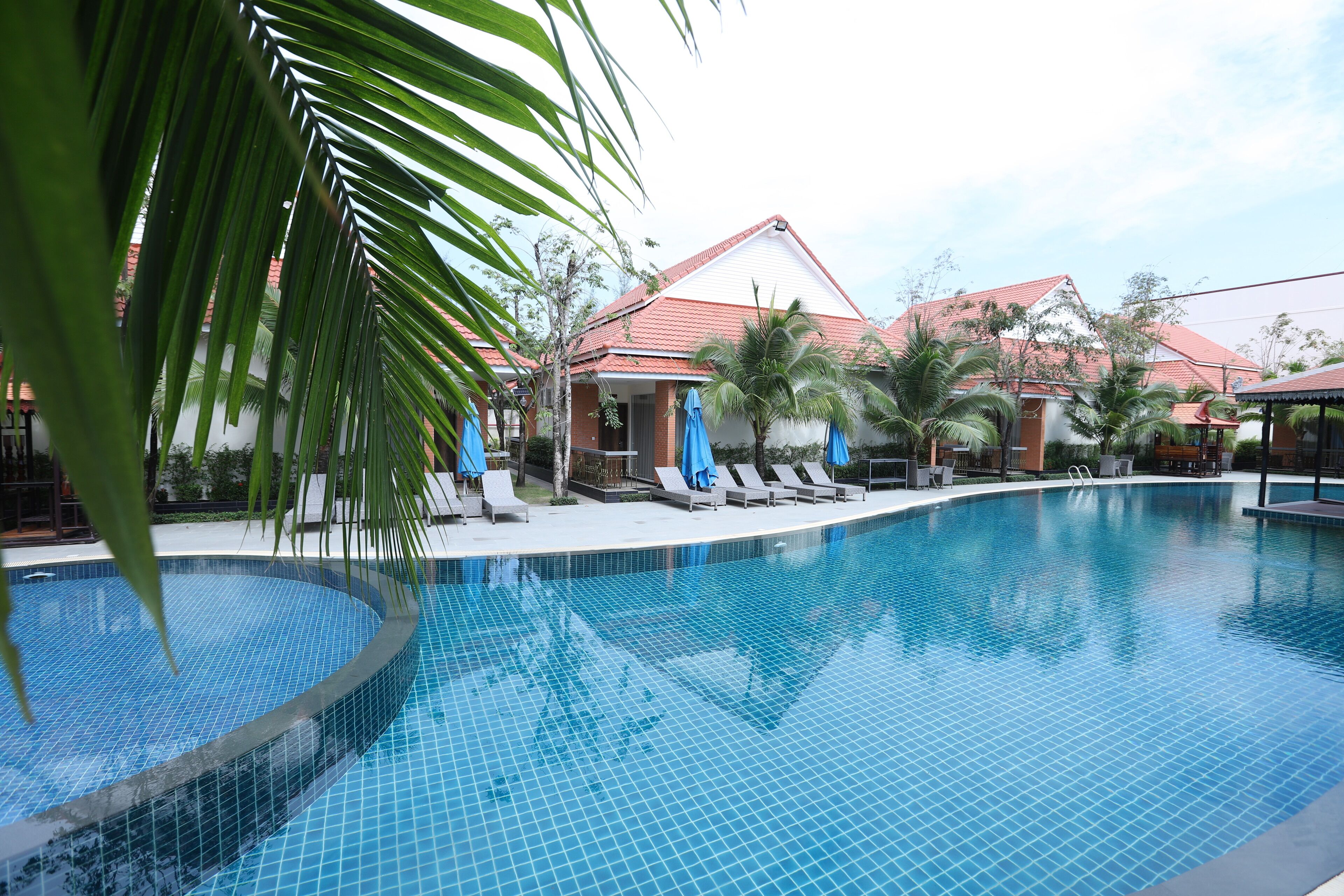 2 室外游泳池，07:00 至 21:00 开放，池畔遮阳伞，日光浴躺椅