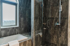 Junior-dobbeltværelse - 1 kingsize-seng - havudsigt | Badeværelse | Bruser, brusehoved med spredningseffekt, designertoiletartikler