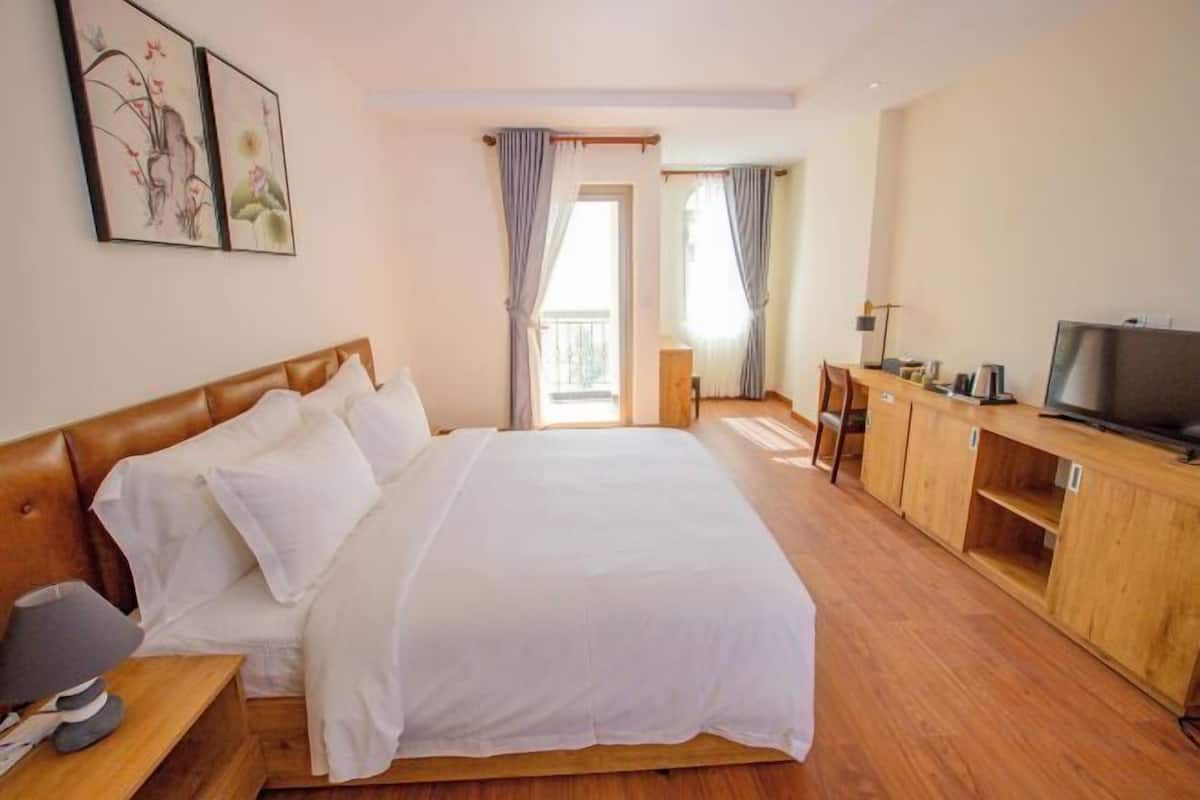 Free minibar, in-room safe, desk, blackout curtains