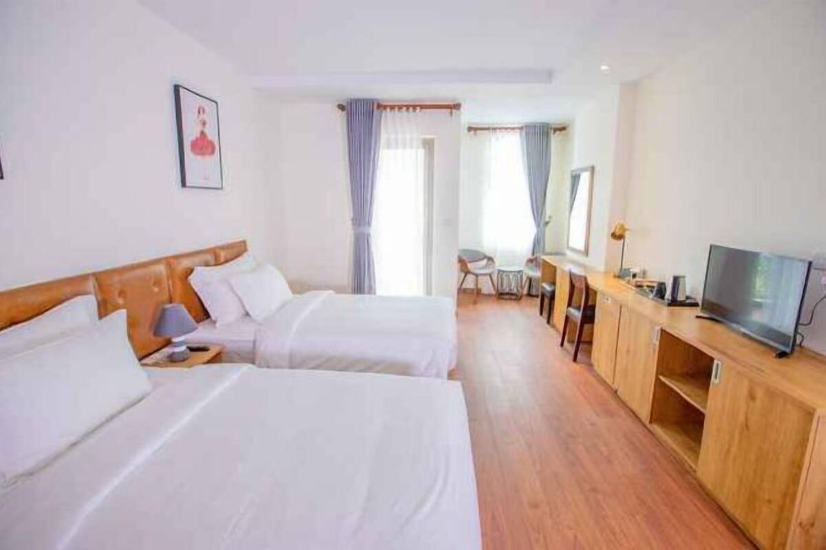 Free minibar, in-room safe, desk, blackout drapes