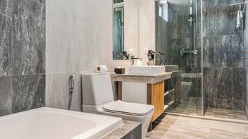 Executive Room, 1 Bedroom, Pool View | Bathroom