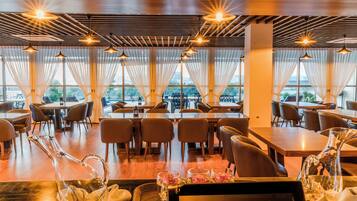 Bar (trong khuôn viên)