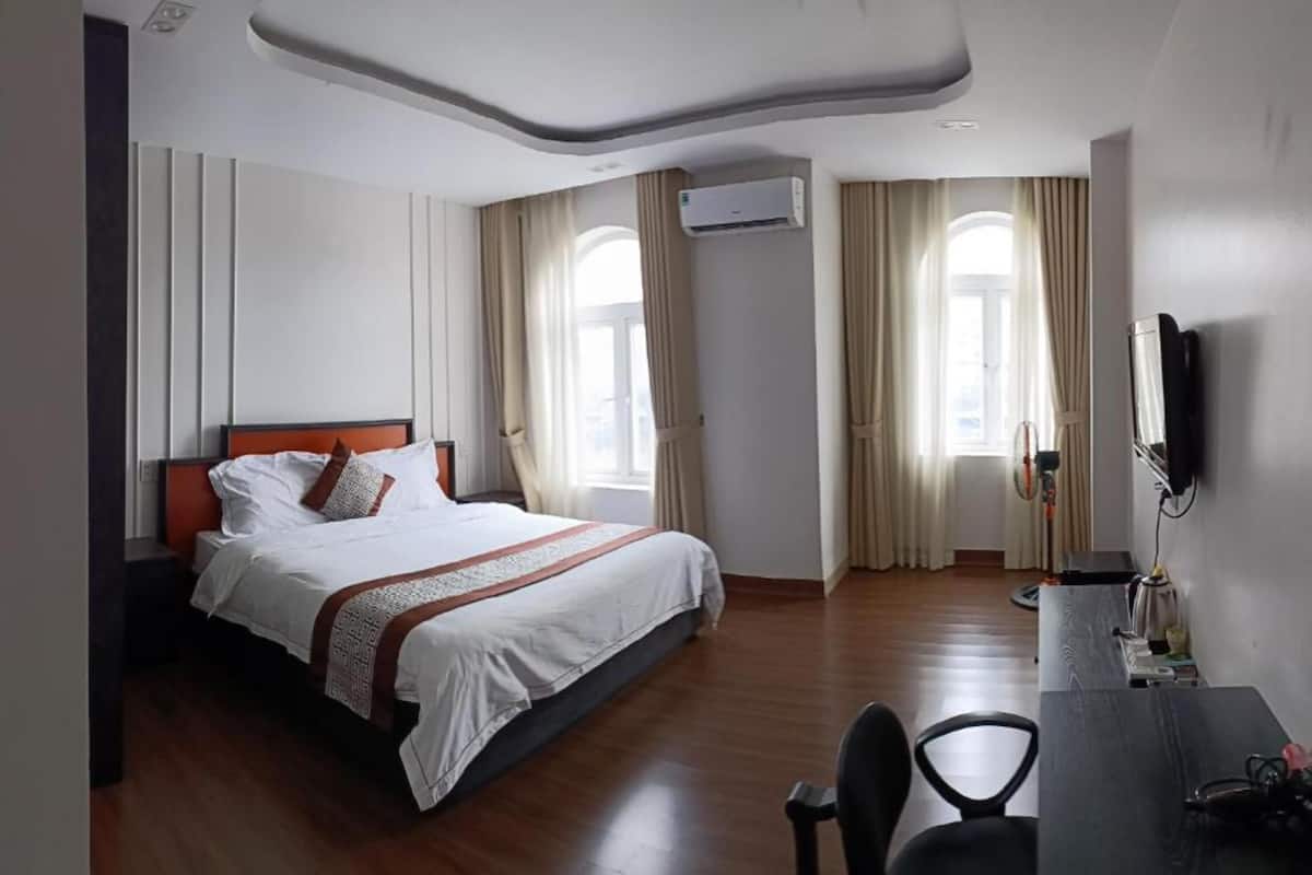 Minibar, escritorio y sistema de insonorización