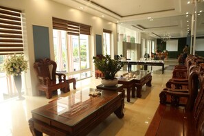 Coin salon dans le hall