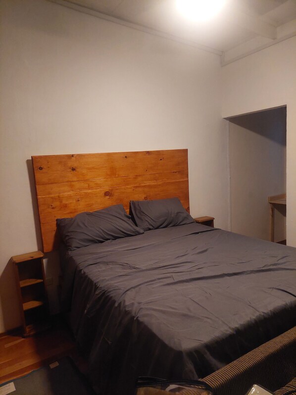 1 slaapkamer, een kluis op de kamer, een bureau