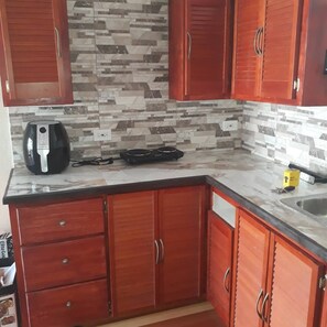 Een koelkast, een microgolfoven, een kookplaat, een waterkoker