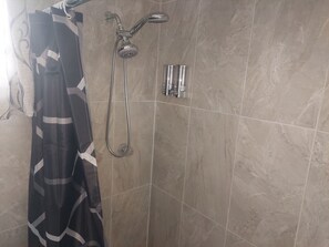 Een douche, een haardroger, handdoeken, zeep