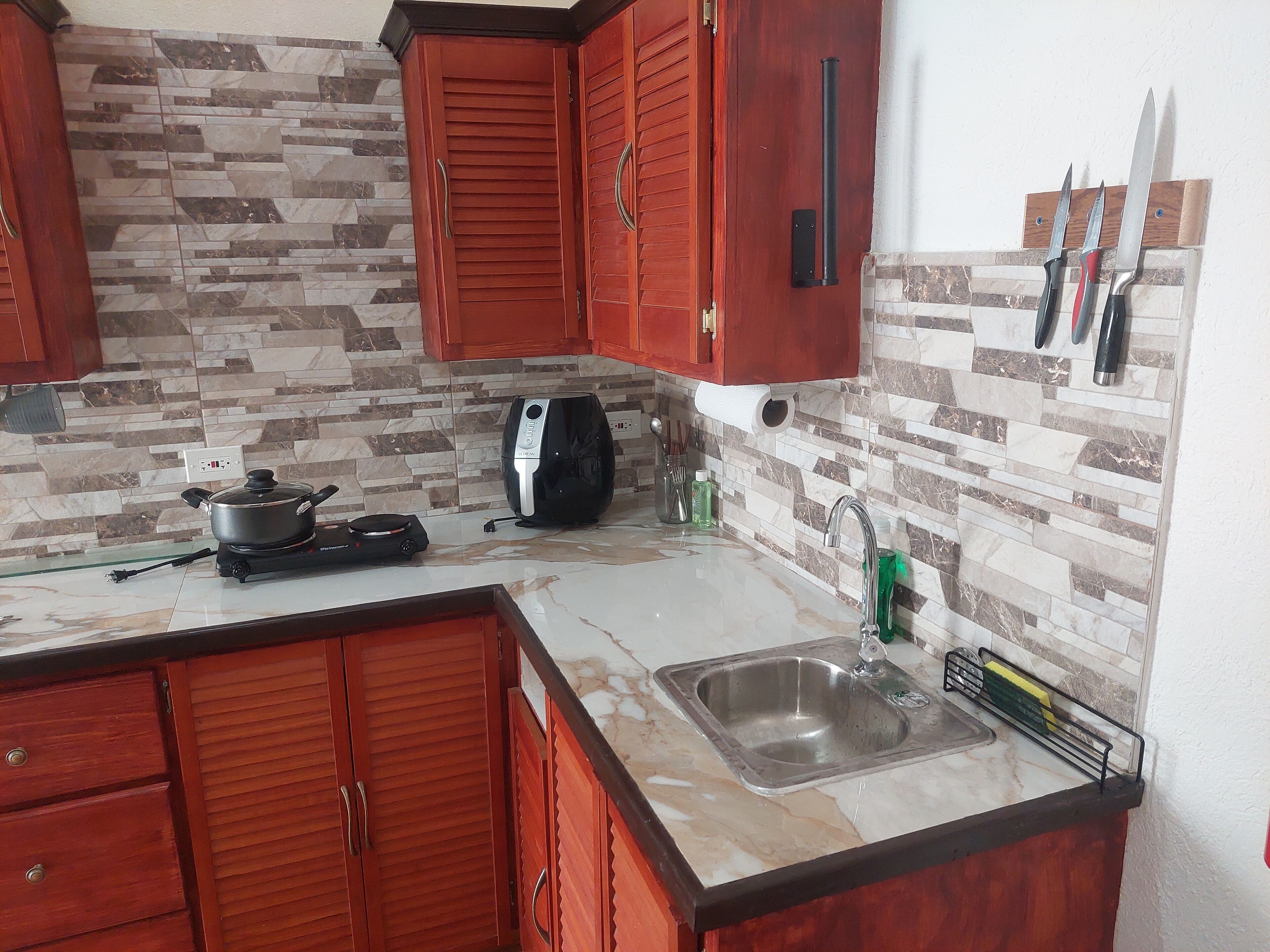 Réfrigérateur, micro-ondes, plaque de cuisson, bouilloire électrique