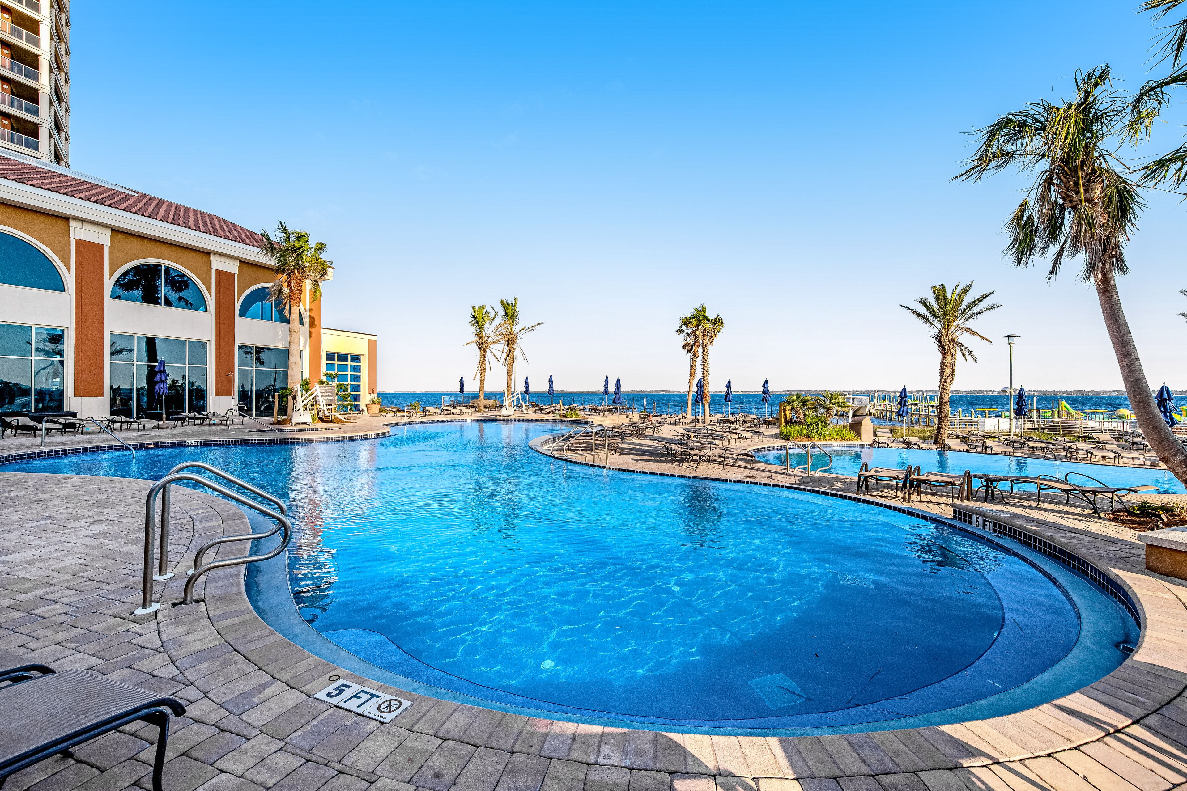 Innendørsbasseng og et oppvarmet basseng