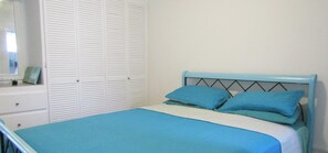 1 bedroom, in-room safe, iron/ironing board, free WiFi