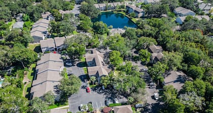 Upper Lvl | Newly Renovated | Pet Friendly | 2 Pools