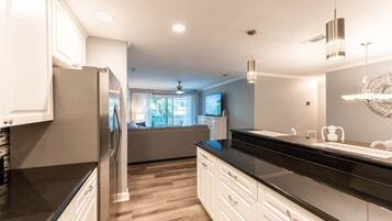 Kühlschrank, Mikrowelle, Ofen, Herdplatte