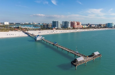 Cheerful 4 bedroom house near Clearwater Beach! Pet Friendly.