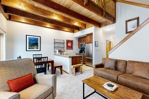 TV, caminetto, lettore DVD, libri