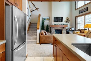 TV, caminetto, lettore DVD, libri