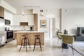 Kühlschrank, Mikrowelle, Ofen, Geschirrspüler