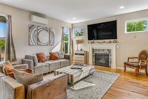 Televisión y chimenea 