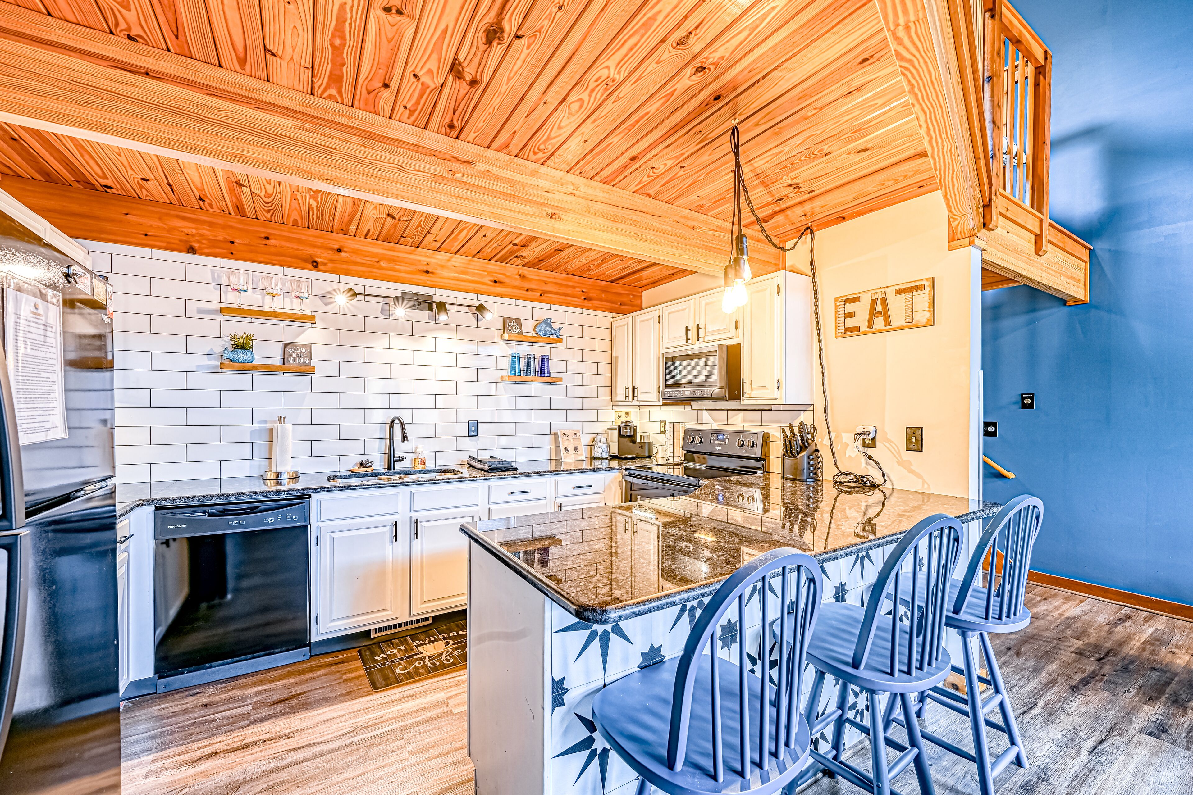 Kjøleskap, mikrobølgeovn, ovn og kokeplater