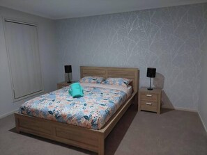 5 chambres, fer et planche à repasser, Wi-Fi, draps fournis