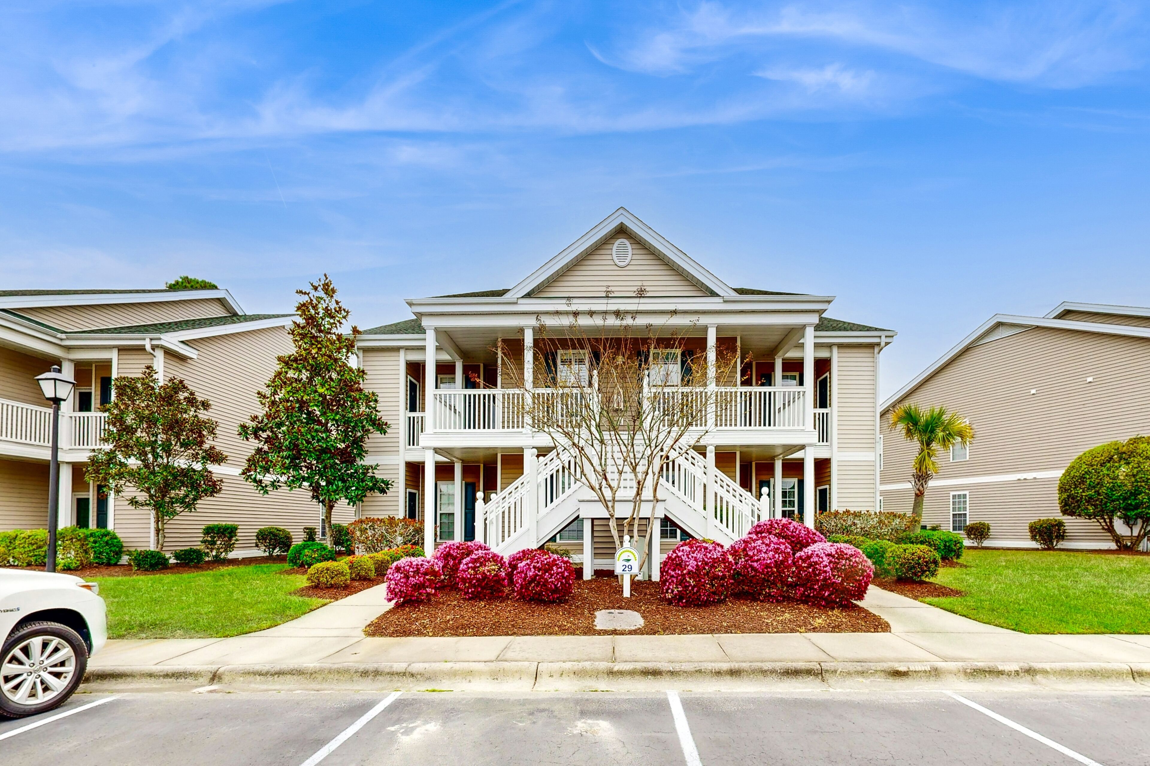 Delightful condo near the beach with balcony, washer/dryer, outdoor pool, and AC
